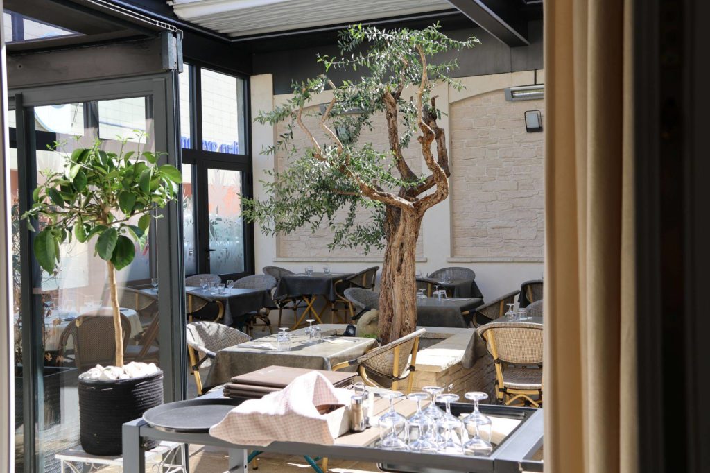 Salle dans le patio du restaurant